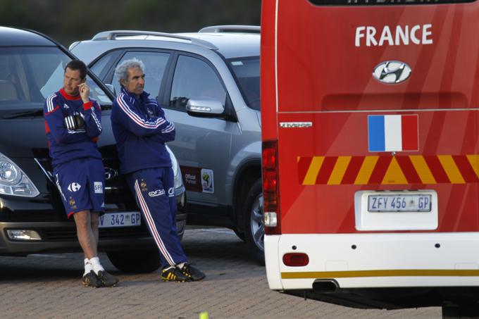 Selektor Raymond Domenech pred avtobusom francoskih reprezentantov, ki so se odločili, da ne bodo trenirali. | Foto: Reuters