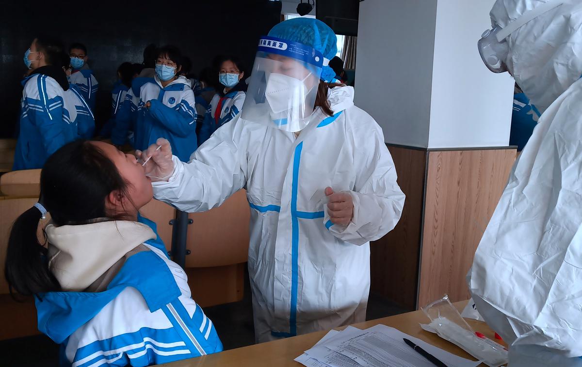 Kitajska | V mestu Čangčun na severovzhodu Kitajske so v petek uvedli popolno zaprtje, potem ko so tam odkrili več sto okužb z novim koronavirusom.  | Foto Reuters