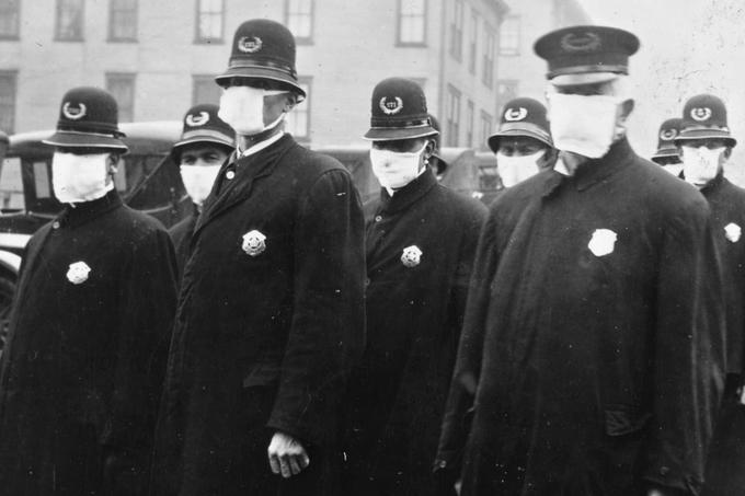 V San Franciscu se je med epidemijo španske gripe oblikovala posebna zveza meščanov proti obvezni nošnji mask (na fotografiji ameriški policisti s preprostimi bombažnimi maskami). Proti temu ukrepu za zajezitev širjenja bolezni so množično protestirali na javnih mestih, hkrati se jih je zbralo po več tisoč. Tako imenovana Liga proti maskam velja za enega od največjih krivcev za poglobljeno epidemijo španske gripe v San Franciscu. | Foto: Thomas Hilmes/Wikimedia Commons