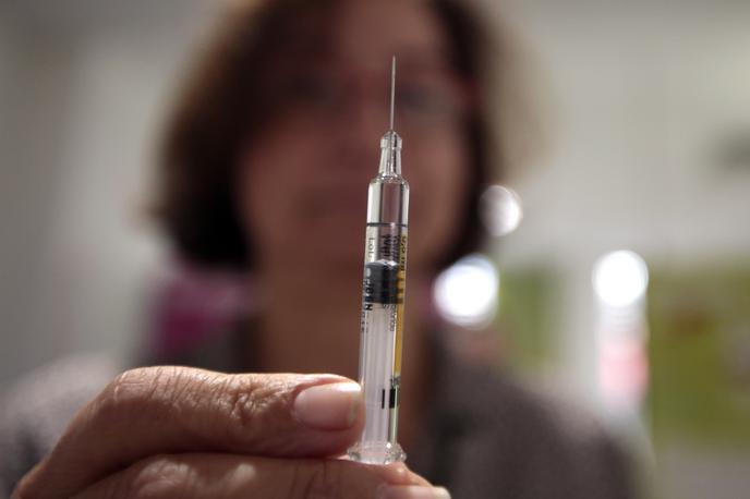 gripa cepljenje bolezen |  Cepljenje proti covidu-19 in gripi ščiti pred hudo obliko teh dveh bolezni.  | Foto Reuters