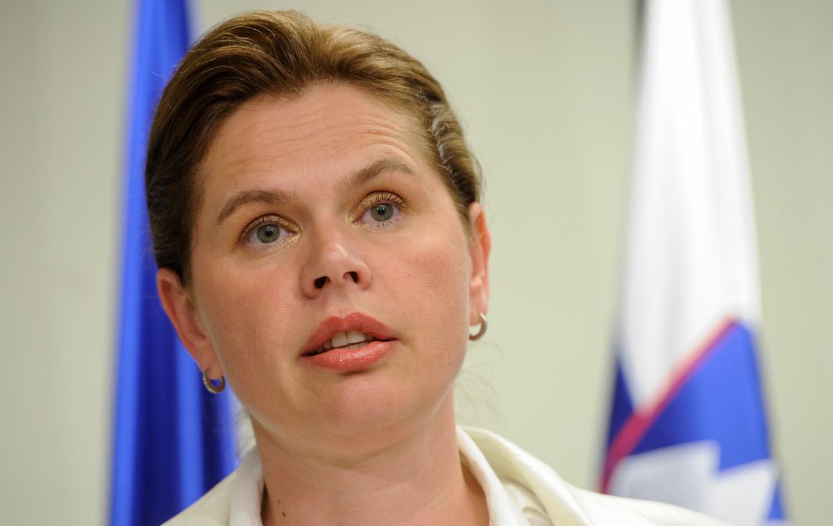 Alenka Bratušek | Izvzetje bi lahko povzročilo tudi plaz podobnih zahtev, kar bi na kocko postavilo finančno vzdržnost družbe Dars, so zapisali na ministrstvu za infrastrukturo, ki ga vodi Alenka Bratušek. | Foto STA