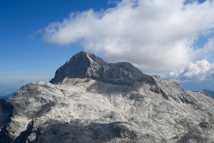 Z vzhodnega vrha Kanjavca (2.569 metrov) pogled proti Triglavu (koča Planika je desno). | Foto: Matej Podgoršek