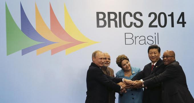 Brazilijo označuje prva črka združenja BRICS. Vrh skupine petih hitro rastočih držav je julija 2014 gostila brazilska predsednica Dilma Rouseff, ob njej so ruski predsednik Vladimir Putin, indijski premier Narendra Modi, kitajski predsednik Xi Jinping in južnoafriški predsednik Jacob Zuma.  | Foto: Reuters