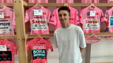 Ko je prinesel rožnato majico, ga niso prepoznali, Rogličevo je podarila ekipa