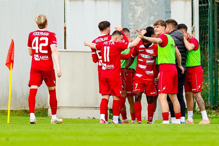 Veselje nogometašev Aluminija po zadetku Ericka Taylorja, njegovem strelskem prvenecu v dresu Kidričanov. | Foto: Aleš Fevžer