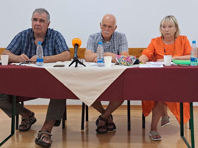 Aurelio Juri (levo), Edmond Gašpar in Barbara Verdnik so opozorili na nevzdržne razmere na obalnih lokalnih cestah, polnih turistov, ki se izogibajo nakupu vinjete za obalno hitro cesto. | Foto: Matic Prevc/STA