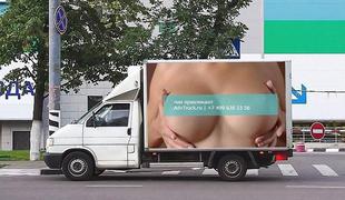 Velik oglas z golimi prsmi zakrivil 500 prometnih nesreč na dan