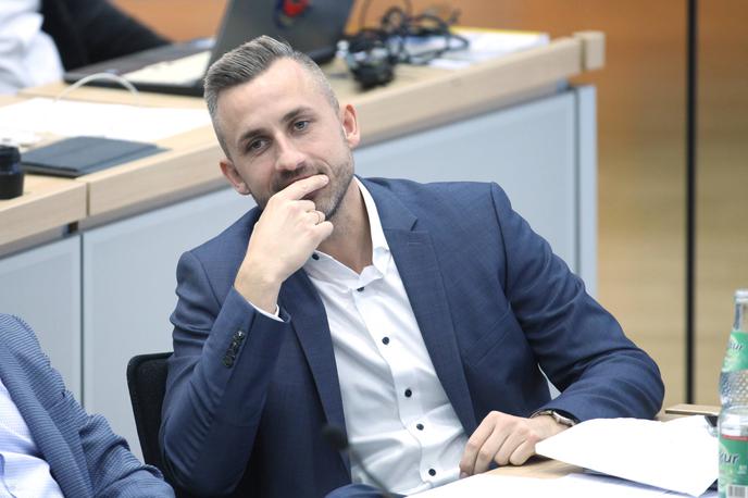 Ulrich Siegmund | Ulrich Siegmund, član AfD, zaposlitve ni zanikal, obenem pa je branil prakso zaposlovanja sorodnikov. Kot je dejal v nedavno objavljenem videu, je nujno, ker da številni drugi zaradi stigme niti nočejo delati za AfD, obenem pa, da je težko najti zanesljive sodelavce. V poročilih o tem sicer vidi poskus ustavitve vzpona stranke. | Foto Guliverimage