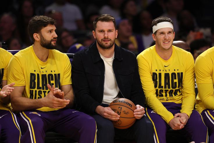 Luka Dončić ne bo mogel igrati vsaj na zadnjih petih tekmah rednega dela. | Foto: Reuters