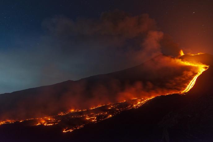 Vulkan Etna | Iz dveh kraterjev vulkana Etna se vijejo tokovi lave, ki tvorijo obsežna polja lave. | Foto Reuters