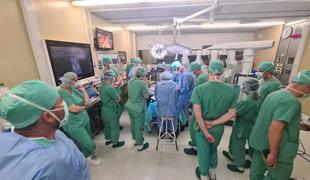 V UKC Ljubljana opravili prvo robotsko asistirano presaditev ledvice z živim darovalcem