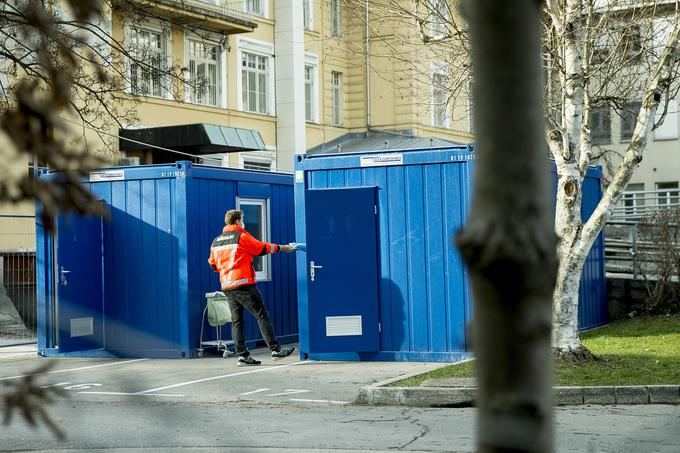 Pred infekcijsko kliniko v Ljubljani | Foto: Ana Kovač