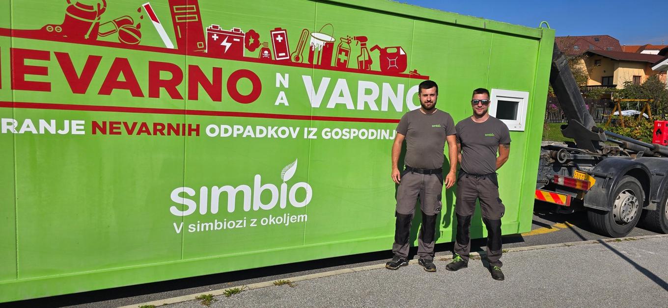 Poštenost se splača: delavca med odpadki našla 2000 evrov in jih vrnila lastniku