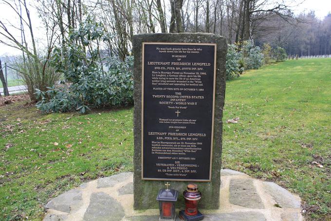 Spomenik Friedrichu Lengfeldu, ki stoji na nemškem vojaškem pokopališču. | Foto: Mapio.net