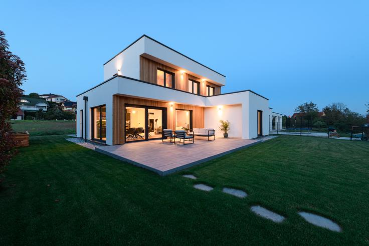 Hiša Cubus Classic, ki velja za najbolj priljubljen in prodajan model po izboru naših kupcev, združuje sodobno in prestižno arhitekturo, funkcionalnost in trajnost. 
 | Foto: Žiher hiše
