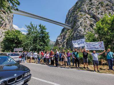 Po odprtju impresivnega mostu izbruhnili protesti: “Na srečo se ni zgodilo nič hujšega” #video