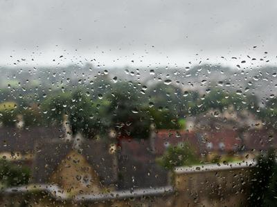 Nadaljevalo se bo oblačno vreme, v četrtek znova dež in topleje