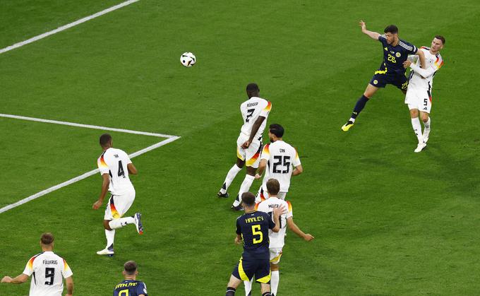  Antonio Rüdiger je žogo nesrečno preusmeril v Neuerjev gol. | Foto: Reuters