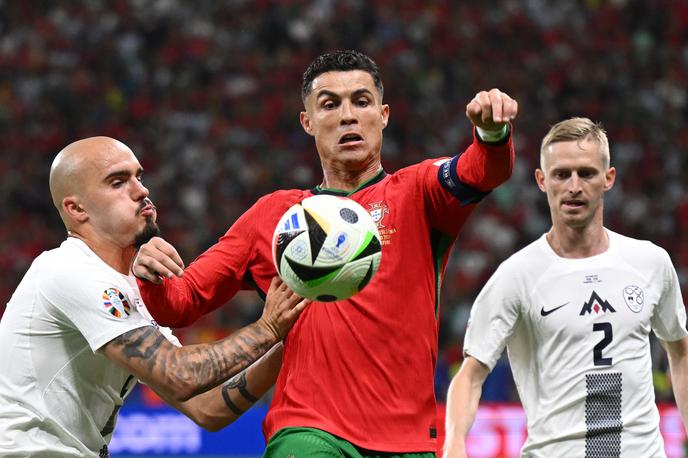 Slovenija Portugalska | Vanja Drkušić in Žan Karničnik sta v ponedeljek imela veliko dela v obrambi s Cristianom Ronaldom, a opravila svoj posel odlično, tako da je slovenska mreža po 120 minutah ostala nedotaknjena. | Foto Guliverimage