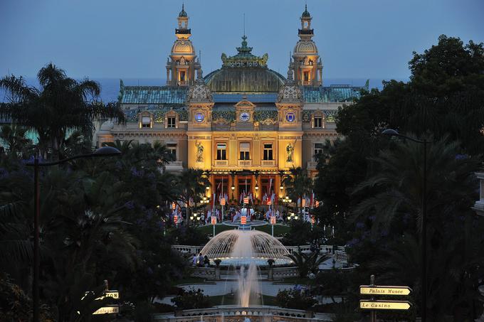 Igralništvo se je v Monaku začelo leta 1858, ko so odprli prvi kazino – Veliki kazino Monte Carla (Le Grande Casino de Monte Carlo). Prostor, kjer je zrasel kazino, se je prej imenoval brlog tatov, a so ga pred gradnjo kazina preimenovali v lepše zveneči Monte Carlo. Zdaj igralništvo v mestno blagajno prispeva le še nekaj odstotkov. | Foto: Getty Images