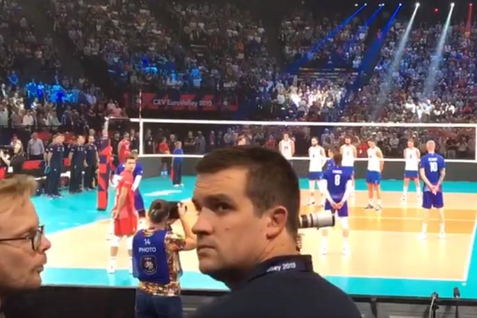 bercy | Večina v dvorani ni razumela, zakaj srbski navijači žvižgajo in na ves glas kričijo. | Foto Twitter