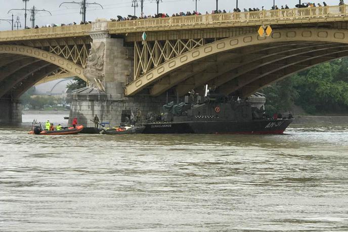 Budimpešta nesreča ladja Donava | Ladja Viking Sigyn je v sredo zvečer ob obilnem dežju trčila v manjšo turistično ladjo Hableany (Morska deklica), zaradi česar se je turistična ladja preobrnila in v nekaj sekundah potonila. | Foto Bralec