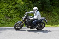 Honda CB650R: kaj motociklom prinaša e-sklopka? Preverili smo v praksi. #foto