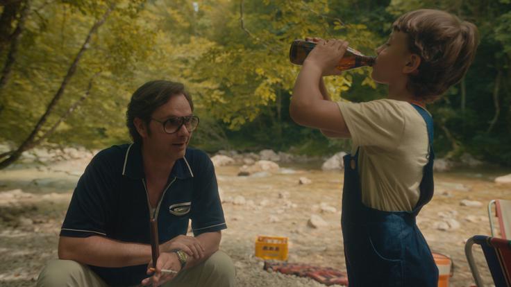 Lik Jurija Zrneca demonstrira, kako se je v 80. letih spodbujalo mladino, da poskusi alkohol. Film je pristen. | Foto: Fivia