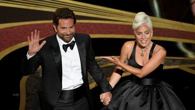 Lady Gaga spregovorila o "zaljubljenosti" v Bradleyja #video