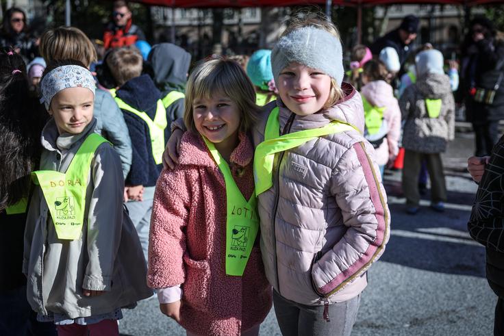 Prvošolki Loti in Mina obvladata informacije, ki jih je treba povedati, ko pokličemo gasilce.  | Foto: Ana Kovač