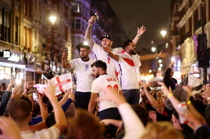 Veselje angleških navijačev na ulicah Londona po zmagi nad Dansko. | Foto: Reuters