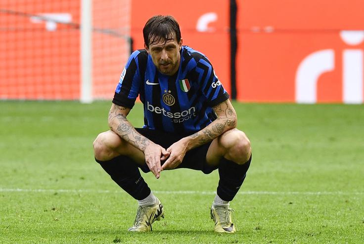 Razočarani Francesco Acerbi. Tekem je vse manj, zdaj šteje vsaka točka. | Foto: Reuters