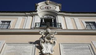 Papež Frančišek poletno rezidenco odpira za javnost (foto)