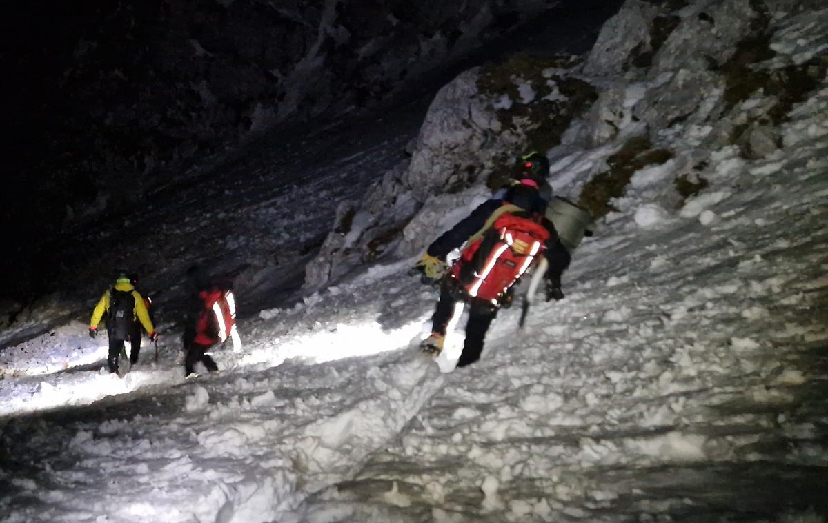 gorski reševalci | Planinci, obuti v športne superge, so se odpravili do bivaka pod Skuto na 2.070 metrih nadmorske višine. | Foto GRZS/Facebook