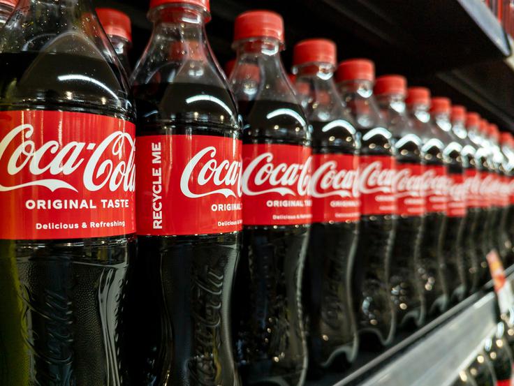 Podjetje Coca-Cola se je ob objavi informacije o odpoklicu pijač kupcem opravičilo in jih pozvalo, naj njihovih izdelkov ne zaužijejo oziroma naj jih vrnejo na prodajna mesta, za kar bodo dobili povračilo denarja. | Foto: Shutterstock