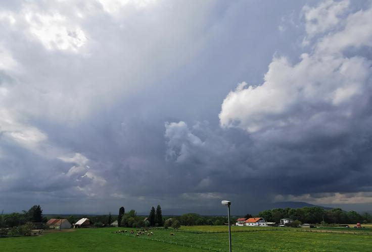 Na vzodnem delu Slovenije že nastajajo posamezne nevihte. | Foto: Siol.net