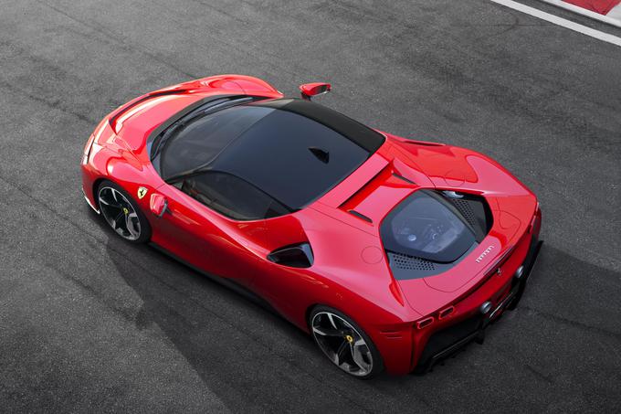 Natančna cena avtomobila še ni znana. Pri Ferrariju jo bodo objavili čez nekaj dni, saj bodo avtomobil najprej razkrili svojim potencialnim kupcem v Maranellu.  | Foto: Ferrari