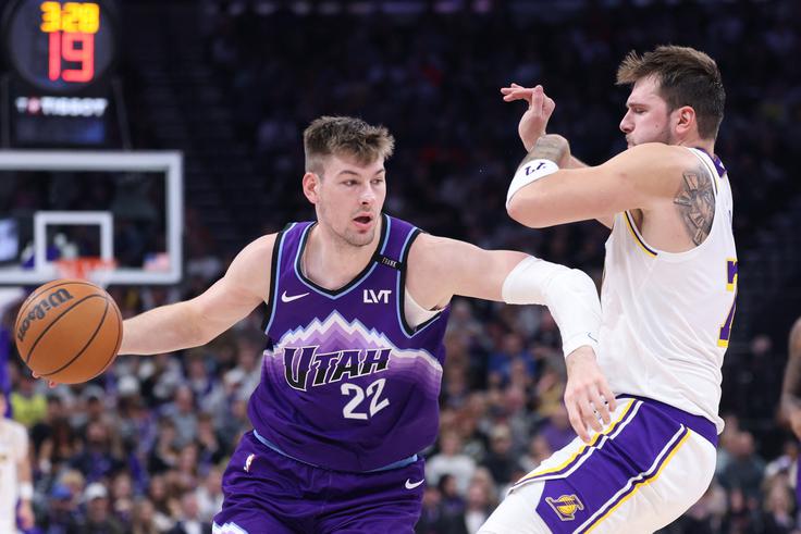 Luka Dončić v dvoboju s Kylom Filipowskim. | Foto: Reuters