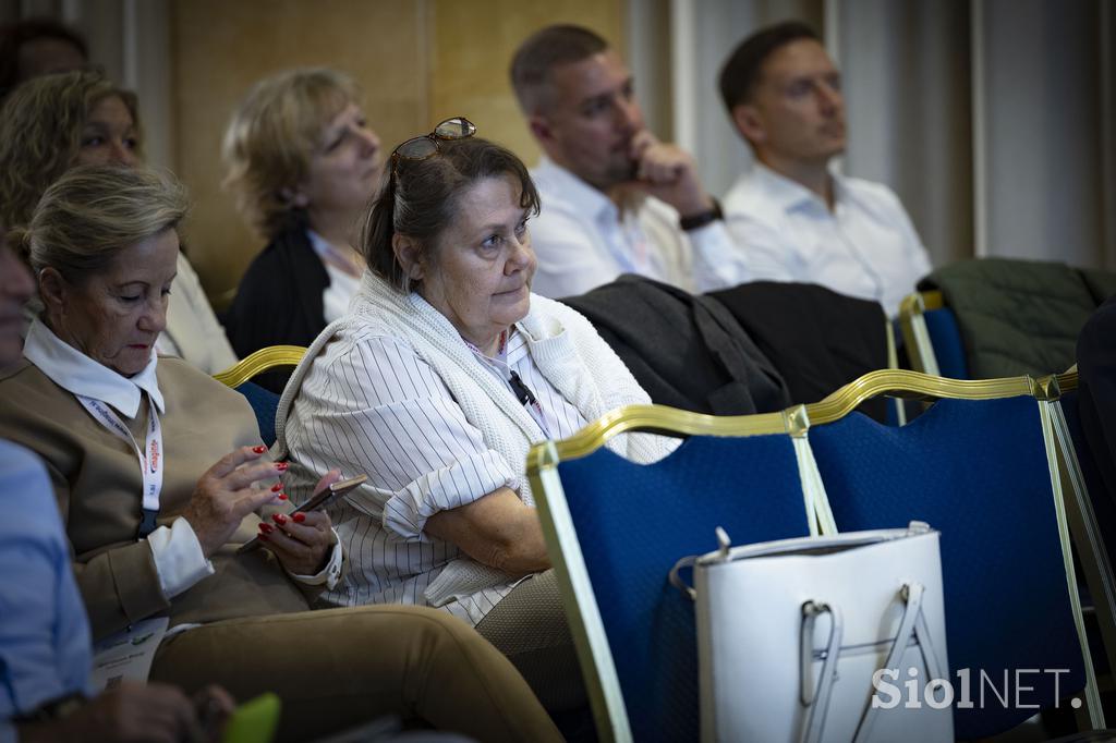 Posvet Poslovanje z nepremičninami