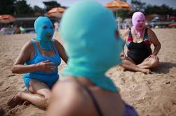 Kitajke se pred soncem skrivajo za maskami