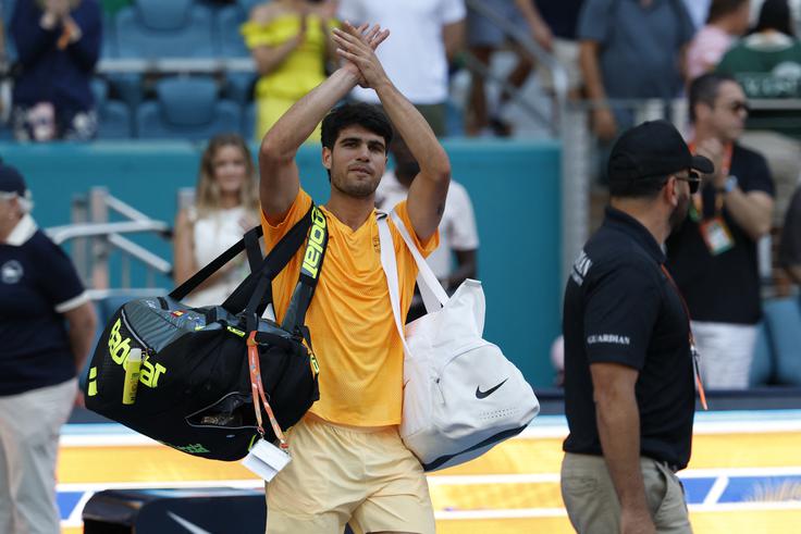 Carlos Alcaraz je s porazom ponudil priložnost Janniku Sinnerju, da se mu na lestvici ATP še dodatno približa. | Foto: Reuters