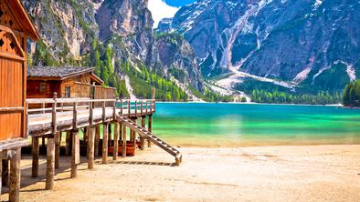 Idilično jezero v Dolomitih, ki ga je proslavila TV-serija