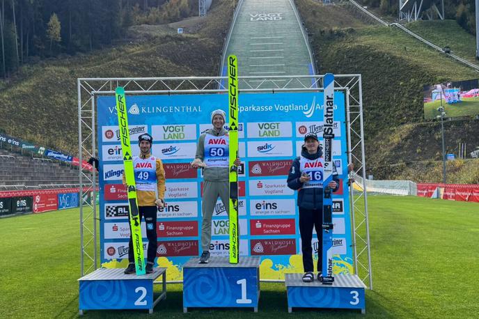 Domen Prevc KLingental 2025 | Domen Prevc skočil na zmagovalni oder v Klingentalu. | Foto SloSki