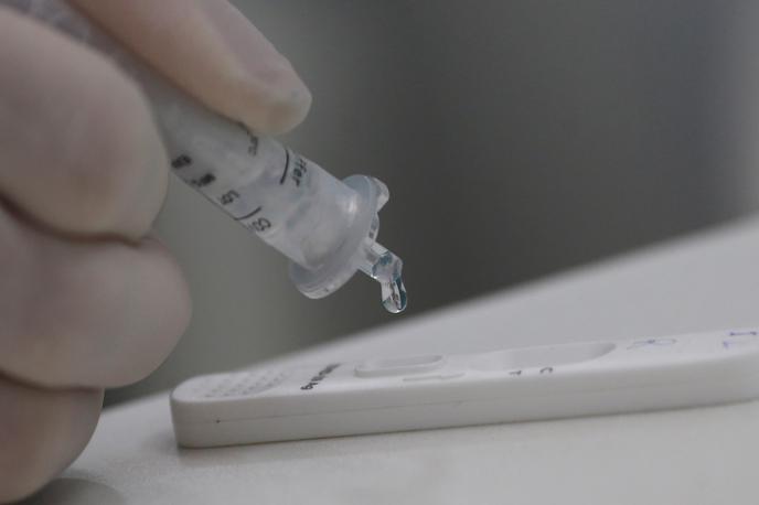 testiranje covid | Število novih okužb spodbudno upada.  | Foto Reuters