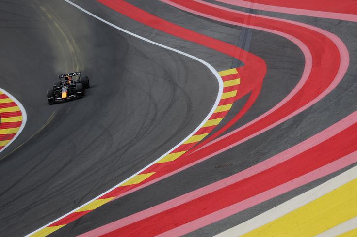 Max Verstappen na vstopu v kultni Eau Rouge. | Foto: Reuters