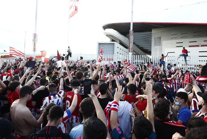 Veselje navijačev, ki so spremljali napet dvoboj z Osasuno pred stadionom. | Foto: Reuters