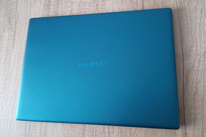 Čeprav MateBook X podobno kot številni njegovi sodobniki vleče precej vzporednic z Applovim MacBookom Air, ima vseeno dovolj svoje identitete, da je težko reči, da Huawei posnema Apple. Še posebej, če ga kupimo v modri barvi.  | Foto: Matic Tomšič