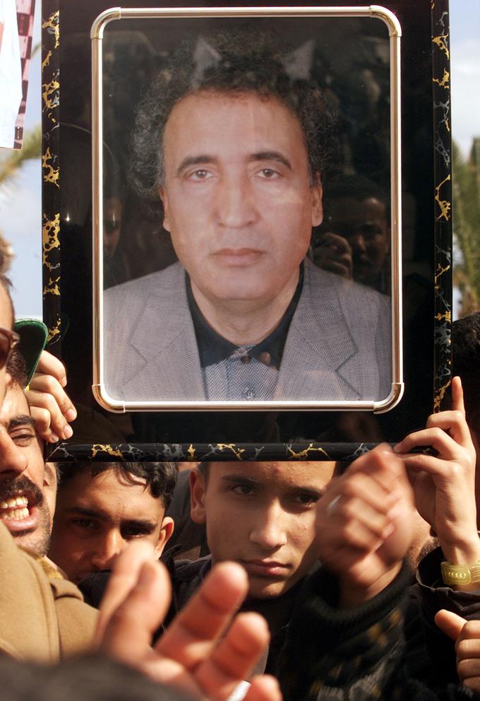 Eden izmed sinov obsojenega Al Megrahija s fotografijo svojega očeta | Foto: Reuters