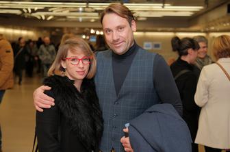 Natalija Gros in Rok Kunaver zibata