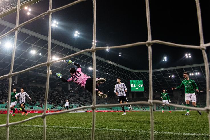 Nogometne zelenice v Sloveniji do nadaljnjega mirujejo. V prvi ligi je v vodstvu ljubljanska Olimpija. | Foto: Grega Valančič/Sportida